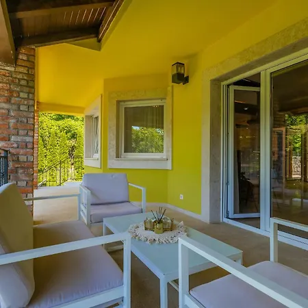 Angeli Villa *